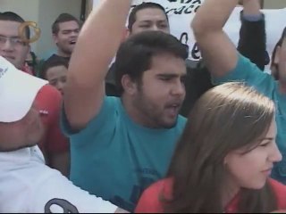 Estudiantes de LUZ se encadenaron para exigir instalación de máquinas de registro electoral