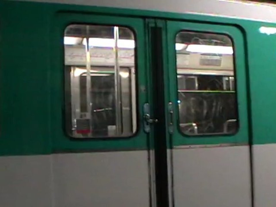 MP59 : Signal sonore et fermeture des portes à la station Porte d'Orléans sur la ligne 4 du métro parisien