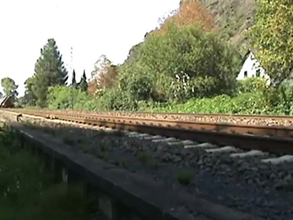 BR185 beim Ortsausgang Bad Hönningen mit Stahlplattenzug Richtung Köln