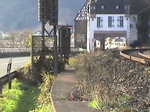 BR181 mit IC, BR140 in Doppeltraktion und BR143 vor Regionalzug beim Gondorfer Schloß