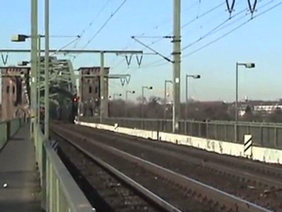 Vossloh G2000, HGK MaK 1700BB, BR155 und Cargo Re482 auf der Kölner Südbrücke