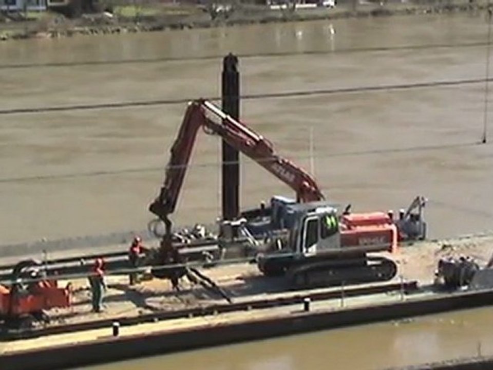 Die Mosel wird per Schiff vom Treibholz gesäubert