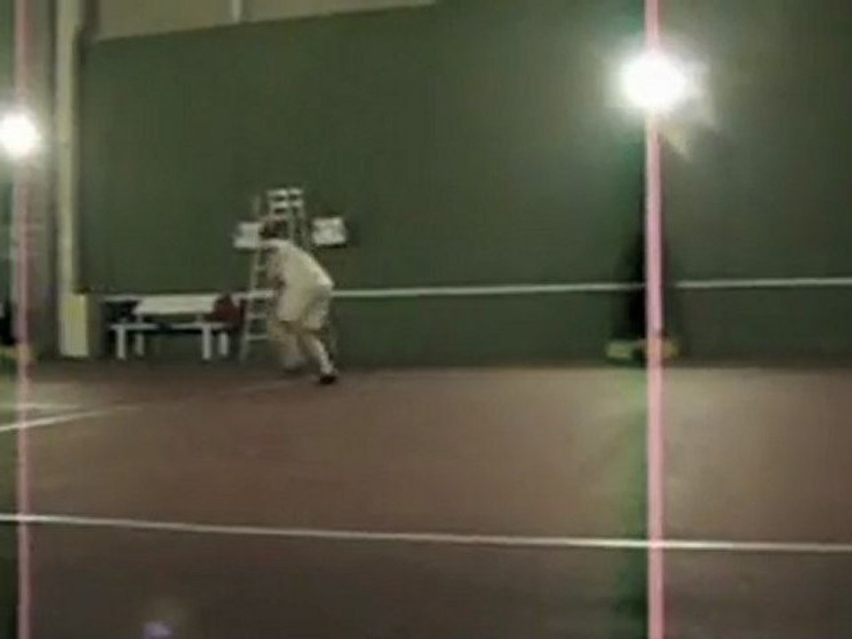 Jouer au tennis de nuit avec l'iLite, le projecteur portable