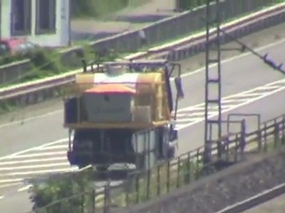 Unkrautvernichtungsschienenunimog bei Neuwied am Rhein
