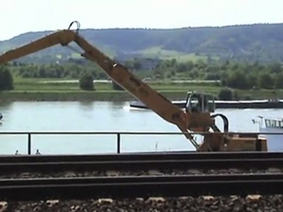 NIAG Re481, BR425, BR143 und Liebherr Bagger bei der Erpeler Ley