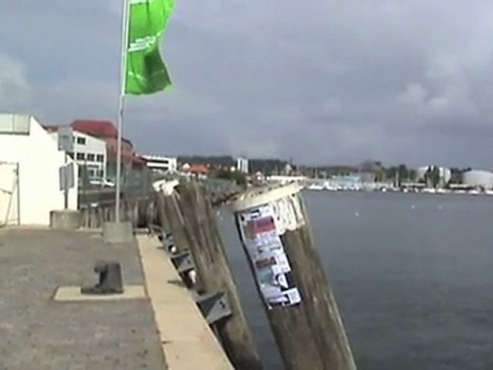 Tonnenleger bussard fährt in den flensburger hafen ein