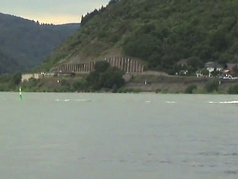 Rheinschiffe und Eisenbahn bei Neuwied gegenüber Andernach