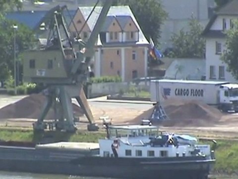 Eisenbahn in Neuwied und Beladung von Rheinschiffen mit Vukanmatierial in Andernach
