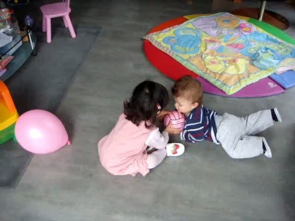 Je joue au ballon avec Emilie