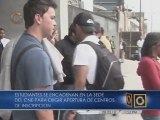 Estudiantes se encadenan en el CNE para exigir apertura de centros de inscripción