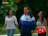 (VIDEO) Chávez realizó caminata junto a canciller Maduro y sus hijas en Cuba 08.03.2012