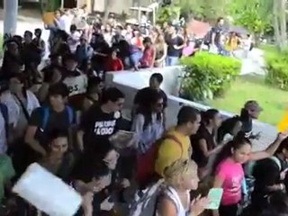 Marcha en UPR-Río Piedras en defensa de la Universidad