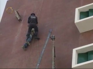 Trabajadores quedan colgando al caerse un andamio en la Baralt