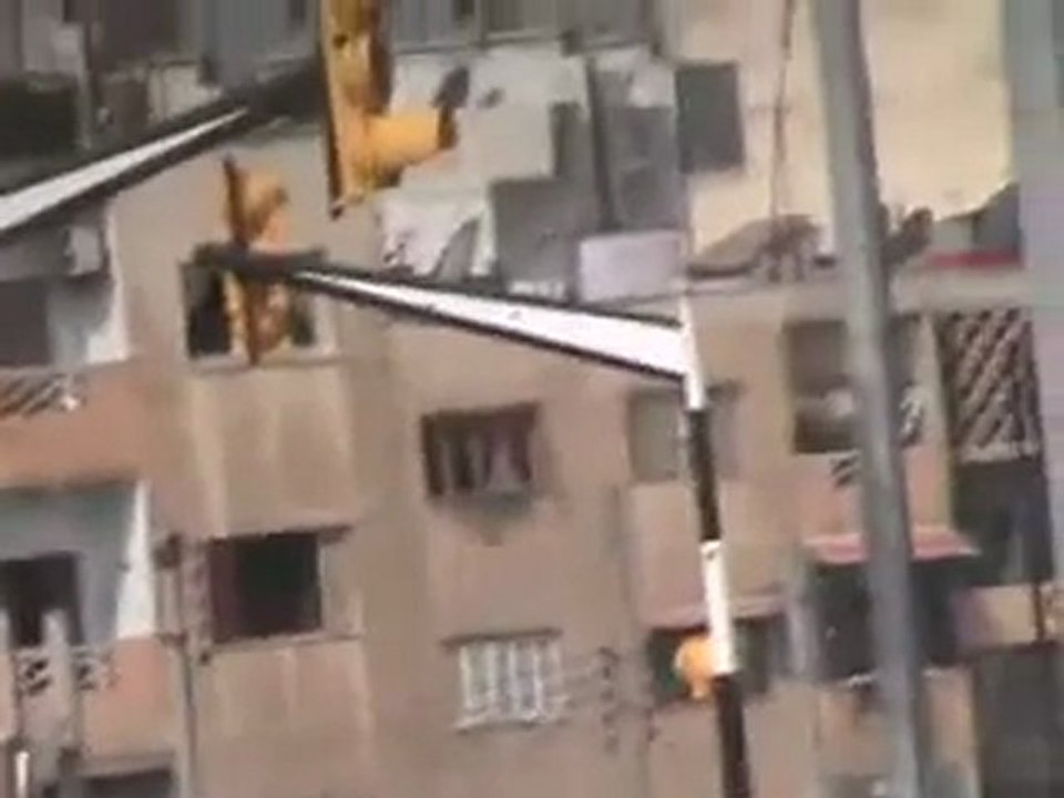 فري برس حمص حي عشيرة شارع الستين انتشار الشبيحة والدبابات  ونزوح الاهالي من الحي 8 3 2012