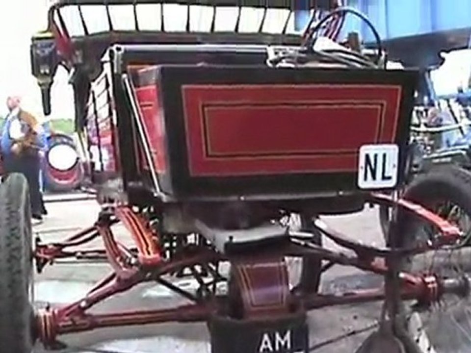 Dampfmotorräder und Dampfauto auf Flensburger Dampfrundum