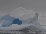 Des touristes filment l'effondrement d'un iceberg