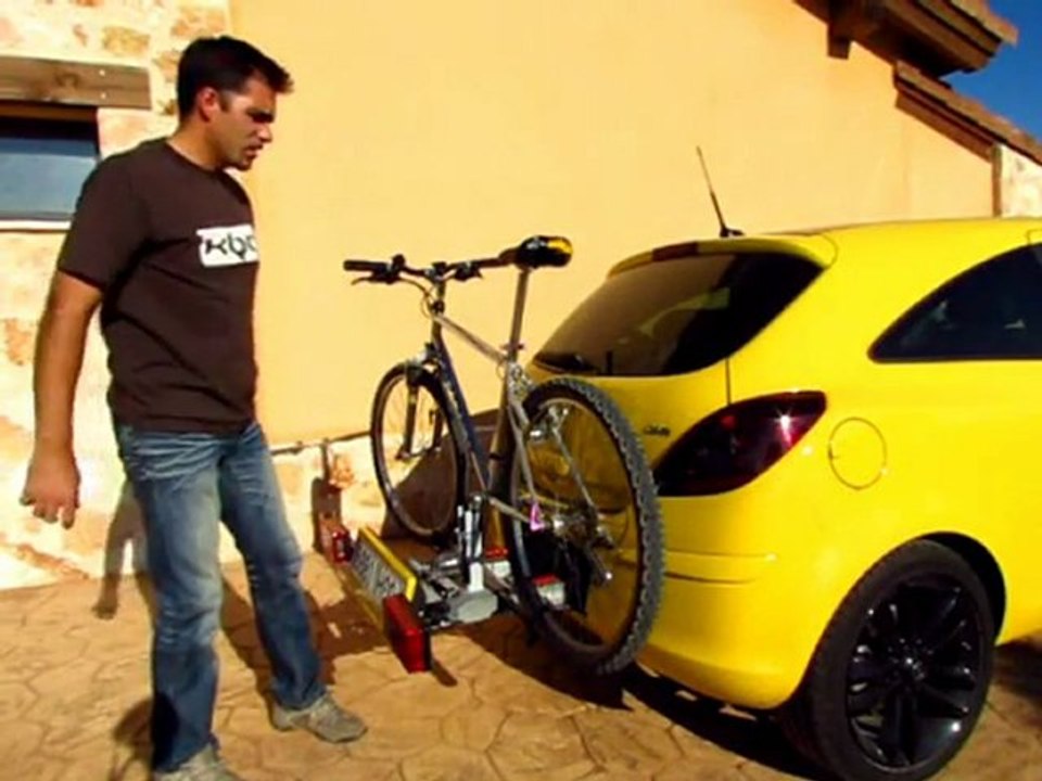 Portabicicletas Opel FlexFix en un Opel Corsa