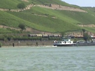 Download Video: Bauzug, BR185, BR143 und Rheinschiffe bei Rüdesheim