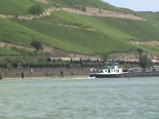 Bauzug, BR185, BR143 und Rheinschiffe bei Rüdesheim
