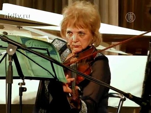 Петербургская певица высвистывает на бересте