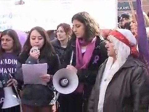 Halkevci Kadınlar Aile ve Sosyal Politikalar Bakanlığı önüne yürüdü