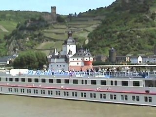 SBB Cargo RE421, BR151, MRCE BR185 und Rheinschiffe bei Kaub