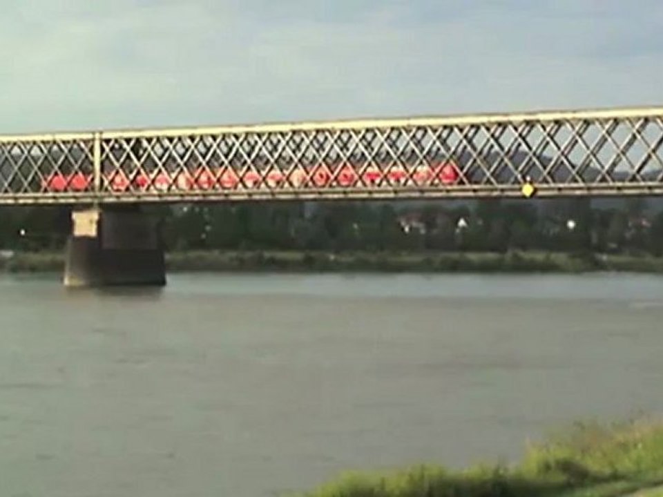 BR143 und diverse Rheinschiffe bei der Reinbrücke Urmitz