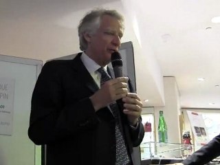 Dominique de VILLEPIN au Drugstore Publicis à PARIS pour une séance de dédicaces de son livre « Seul le devoir nous rendra libres ».