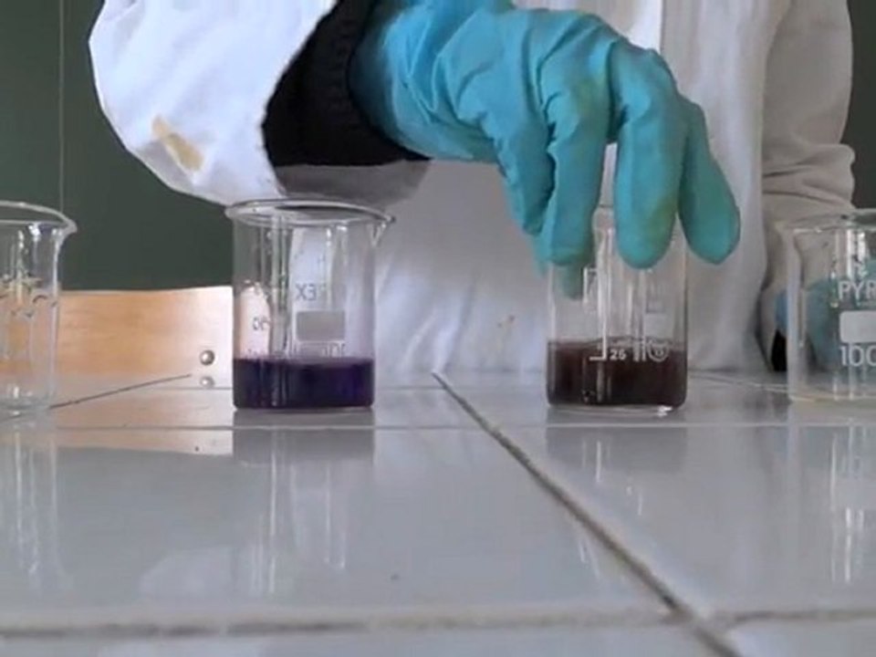 Changer l'eau en d'autres boissons - Magie et chimie