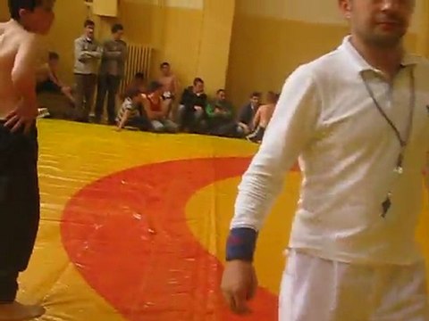 DİŞLİLİ ÖĞRENCİLERİMİZİN GÜREŞ TURNUVASI MAÇLARI 2011-1