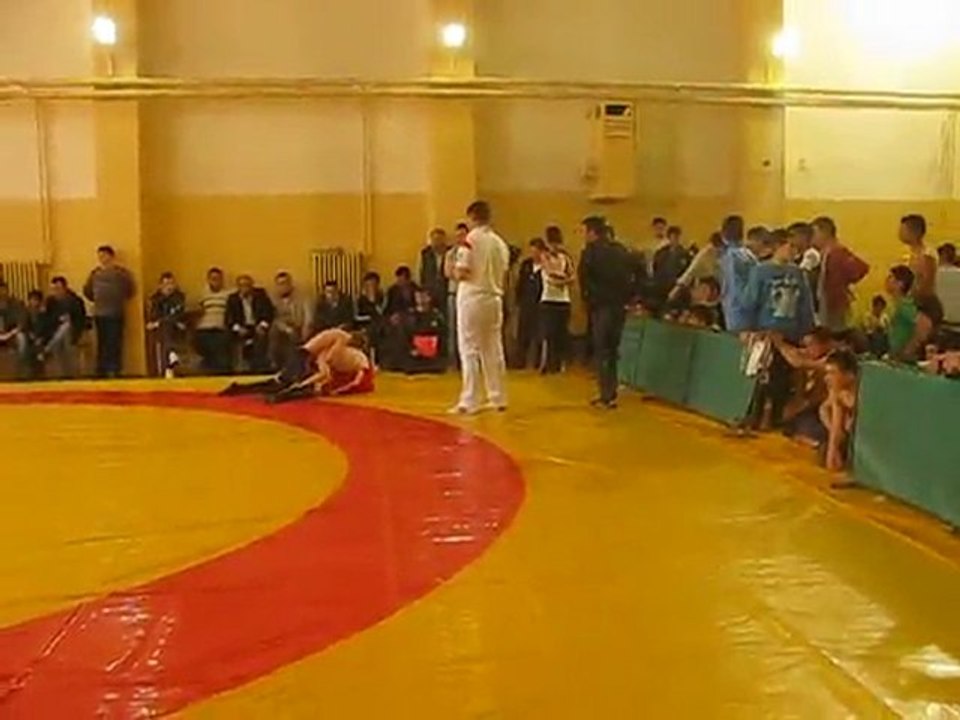 DİŞLİLİ ÖĞRENCİLERİMİZİN GÜREŞ TURNUVASI MAÇLARI 2011-2