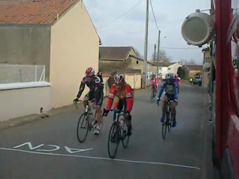 Arrivée peloton des 2ème Cat. à Maillé 2012