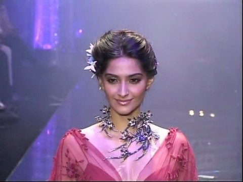 Sonam Kapoor Promotes Fashion For A Social Cause - Bollywood Babes