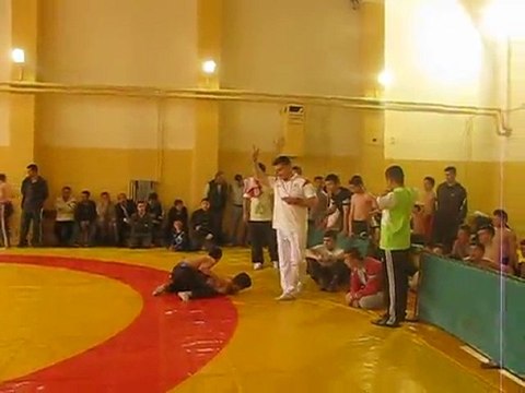 DİŞLİLİ ÖĞRENCİLERİMİZİN GÜREŞ TURNUVASI MAÇLARI 2011- 3