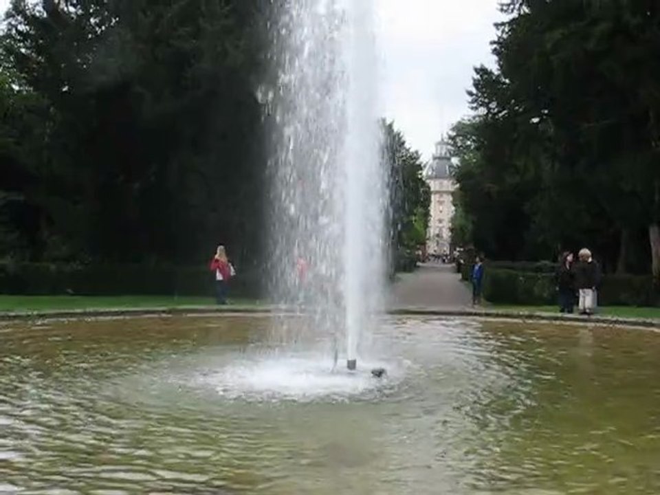 Karlsruhe, Allemagne : fontaine & château