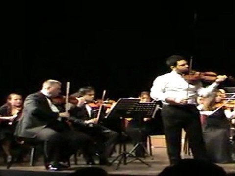 Genç kemanci Arslan Büyükkaya Antalya Devlet Senfoni Orkestrası'na konuk oldu.