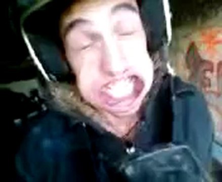 Guy test le saut en parachute..................................mais dans le garage!