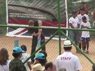 Brésil: le prince Harry visite la favela d’Alemao à Rio
