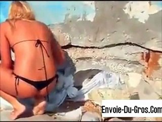 Chat suis sa maitresse sexy dans la mer !