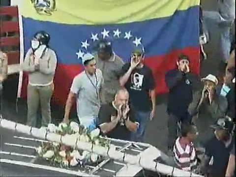 Video: Colectivo La Piedrita a las puertas de Globovisión con carrozas fúnebres de los 2 miembros asesinados