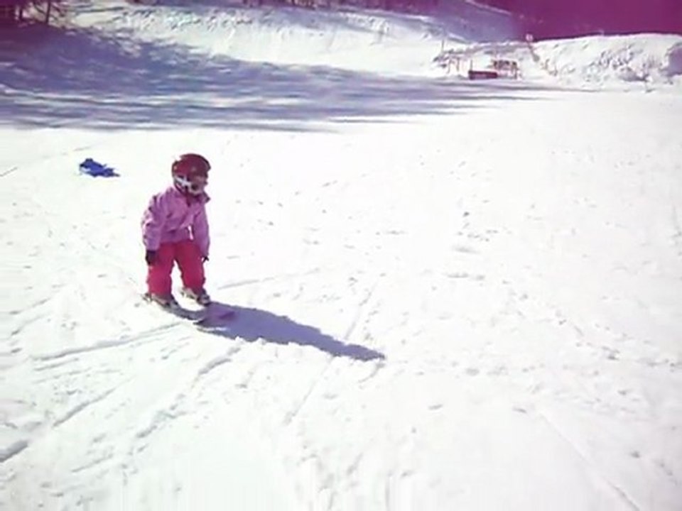 Léa skis aux pieds