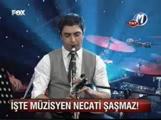 necati şaşmaz saksafon çalıyor.