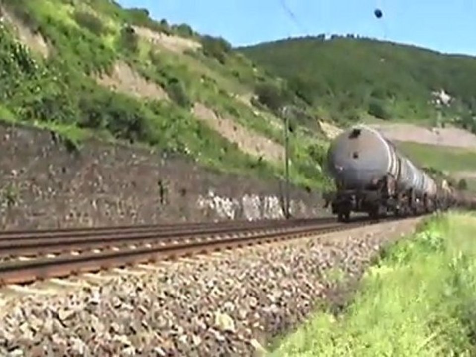 BR145 mit Kesselwagenzug südlich von Lorch am Rhein