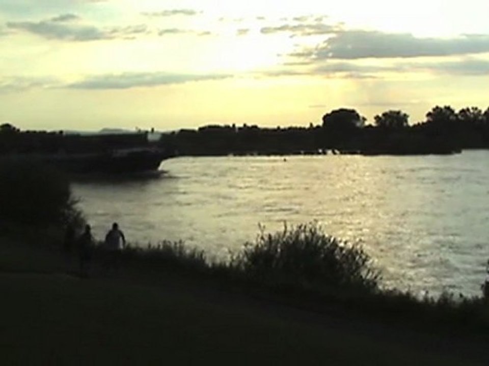 Rheinbrücke Urmitz mit Rheinschiffen und etwas Eisenbahn