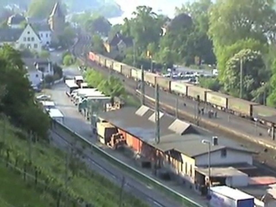 Königsdampf und regulärer Eisenbahnverkehr in Linz am Rhein Teil 003
