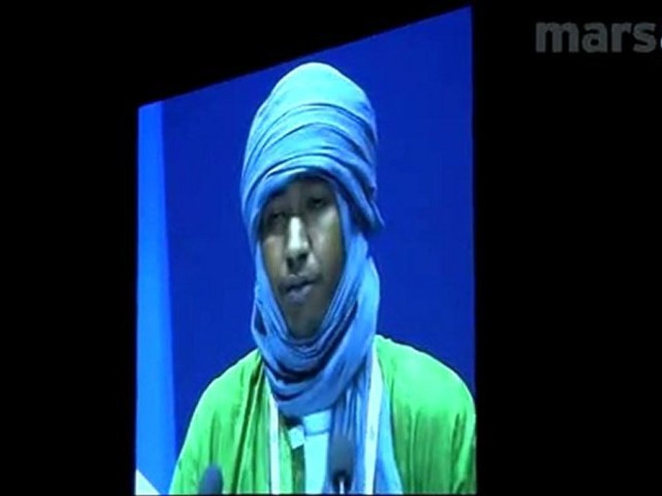 Deux jeunes Maliens prennent la parole pendant le discours de Loïc Fauchon à l'inauguration du Forum mondial de l'eau