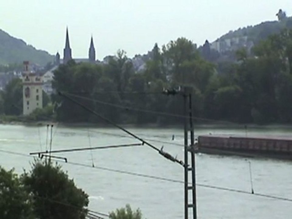 Eisenbahn und Rheinschiffe zwischen Assmannshausen und Rüdesheim