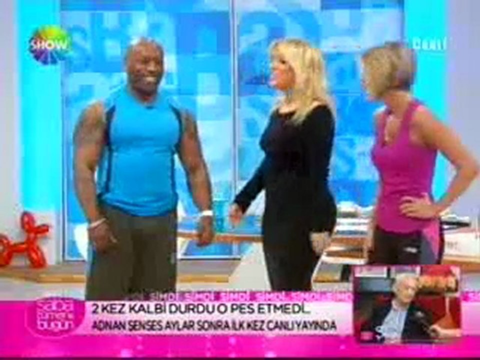 Saba Tümer Ece'nin Poposunu Kontrol Etti!