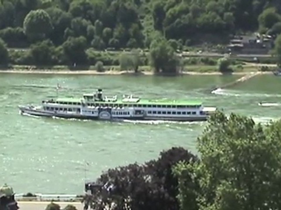 Raddampfer Goethe, ein Güterzug und Burg Reichenstein