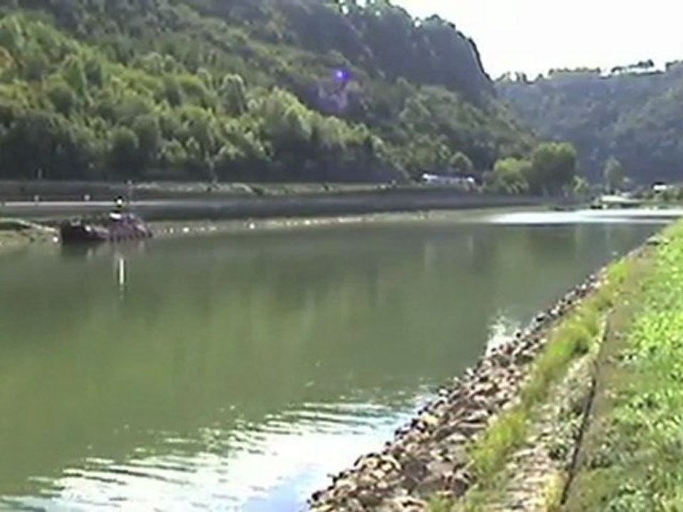 Eisenbahnverkehr am Rhein bei den Nordportalen der Loreley Tunnel